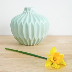 vase boule vert d'eau - vase origami hubsch - jonquille