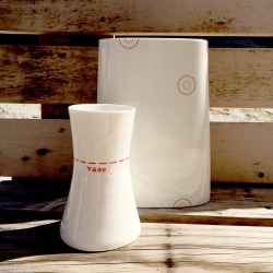 Vase et Soliflore en porcelaine - Vase rouge de la collection Hay d'Anne Black. Boutique Les inutiles