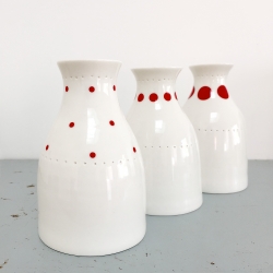 Soliflore à pois rouges en porcelaine - Vase rouge de la collection Hay d'Anne Black. Boutique Les inutiles