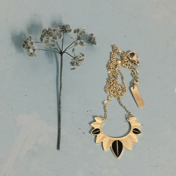 Collection de bijoux et colliers inspirés de la nature, doré à l'or fin • Pendentif plumes et feuilles • eshop créateurs Les