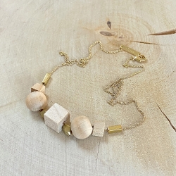 Elégant et naturel, collier doré à l'or fin, chaîne et perle de bois • créateur de bijoux • Bijouterie à Loches idées cadeaux