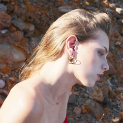 Boucles d'oreilles originales créateur de bijoux Marine Mistake • Créoles dorées cœur et œil • Idée cadeaux bijouterie