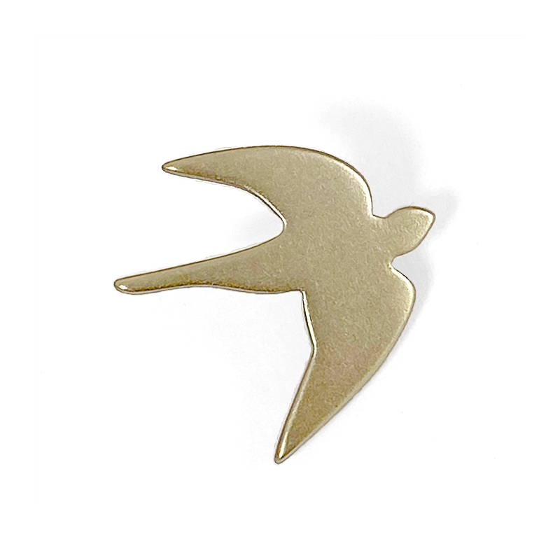 mini pin's hirondelle • broche oiseau doré à l'or fin • idées cadeaux pour enfants bijoux animaux • Loches boutique Les inutiles
