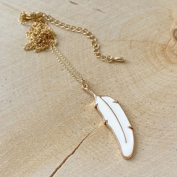 Boutique de bijoux à Loches • Collier Plume blanche pendentif doré • Sautoir oiseau blanc