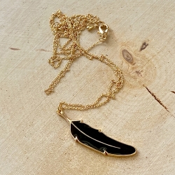 Pendentif Plume noire Sautoir doré • Collier oiseau noir • Boutique créateurs de bijoux à Loches