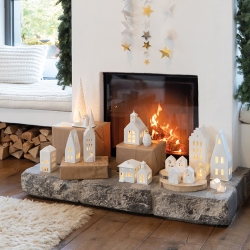 Déco de Noël au coin de la cheminée • village de photophore maison en porcelaine Räder • bougies, déco et cadeaux