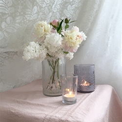trio photophores et vase en verre ciselé et fumé • idées déco vintage pour mariage bouquet de lilas • boutique cadeaux Loches